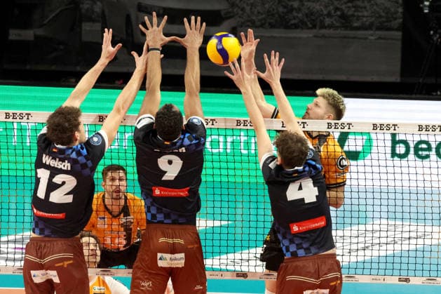DEU, DVV, 1 VBL, BR Volleys vs WWK Volleys Herrsching, 28 12 2025, Max Schmeling Halle, Berlin, DEU, DVV, 1 VBL, BR Volleys vs WWK Volleys Herrsching, in the picture Ruben Schott BR Volleys 13 , LAURENZ WELSCH Herrsching 12 , GUSTAVO OSCAR BRYAN AVILA Herrsching 9 , MORITZ GAERTNER Herrsching 4 nordphotoxGmbHx xEngler nph00076