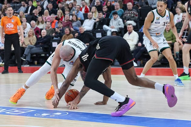 Battle for the ball, Maik Zirbes Vet Concept Gladiators Trier, 33 with Wenyen Gabriel FC Bayern Basketball, 32 , GER, FC Bayern Basketball vs Vet Concept Gladiators Trier, Basketball, easycredit Basketball Bundesliga, 11 Matchday, Season 2025 2026, 28 12 2025, GER, FC Bayern Basketball vs Vet Concept Gladiators Trier, Basketball, easycredit Basketball Bundesliga, 11 Matchday, Season 2025 2026, 28 12 2025 Munich Copyright: xEibner-Pressefoto JennixMaulx EP_JML