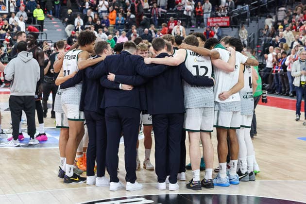 Team circle of Gladiators Trier after the game, GER, FC Bayern Basketball vs Vet Concept Gladiators Trier, Basketball, easycredit Basketball Bundesliga, Matchday 11, Season 2025 2026, 28 12 2025, GER, FC Bayern Basketball vs Vet Concept Gladiators Trier, Basketball, easycredit Basketball Bundesliga, Matchday 11, Season 2025 2026, 28 12 2025 Munich Copyright: xEibner-Pressefoto JennixMaulx EP_JML