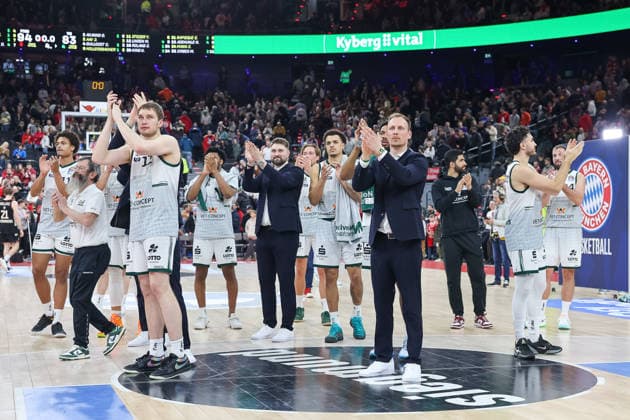 The Gladiators Trier team and Jacques Schneider Vet Concept Gladiators Trier, Head Coach thank the fans after the game, GER, FC Bayern Basketball vs Vet Concept Gladiators Trier, Basketball, easycredit Basketball Bundesliga, Matchday 11, Season 2025 2026, 28 12 2025, GER, FC Bayern Basketball vs Vet Concept Gladiators Trier, Basketball, easycredit Basketball Bundesliga, Matchday 11, Season 2025 2026, 28 12 2025 Munich Copyright: xEibner-Pressefoto JennixMaulx EP_JML