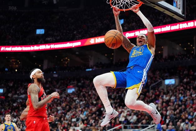 December 28, 2025, Toronto, On, CANADA: Golden State Warriors guard Will Richard (3) slams a dunk as Toronto Raptors forward Brandon Ingram (3) looks on during first half NBA, Basketball Herren, USA basketball action in Toronto, Sunday, Dec. 28, 2025. Canada News - December 28, 2025 - ZUMAc35_ 20251228_zaf_c35_010 Copyright: xFrankxGunnx