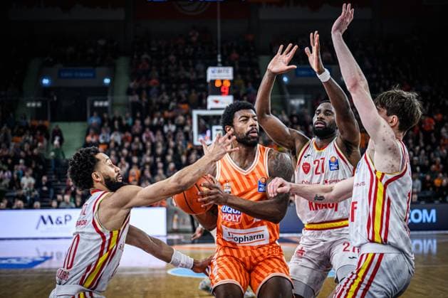 Neu Ulm, Germany, 29 12 25 Davion Mintz Fitness first Wuerzburg Baskets Davion Mintz Fitness first Wuerzburg Baskets , Eddy Edigin Jr Fitness first Wuerzburg Baskets and Christian Skladanowski Fitness first Wuerzburg Baskets in a duel during the Basketball Bundesliga match between ratiopharm ulm vs Fitness first Wuerzburg Baskets at ratiopharm Arena on December 29, 2025 in Neu Ulm, Germany Photo by Harry Langer DeFodi Images ratiopharm Arena, Germany, 29 12 25 Davion Mintz Fitness first Wuerzburg Baskets Davion Mintz Fitness first Wuerzburg Baskets , Eddy Edigin Jr Fitness first Wuerzburg Baskets and Christian Skladanowski Fitness first Wuerzburg Baskets battle for the ball during the Basketball Bundesliga match between ratiopharm ulm vs Fitness first Wuerzburg Baskets at Neu Ulm on December 29, 2025 in ratiopharm Arena, Germany Photo by Harry Langer DeFodi Images Photo by Harry Langer DeFodi Images