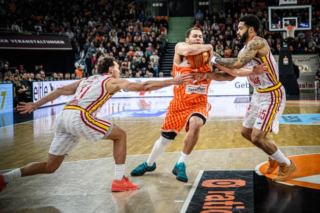 Neu Ulm, Germany, 29 12 25 Brae Ivey Fitness first Wuerzburg Baskets , Christopher Ledlum ratiopharm ulm and David Muenkat Fitness first Wuerzburg Baskets battle for the ball during the Basketball Bundesliga match between ratiopharm ulm vs Fitness first Wuerzburg Baskets at ratiopharm Arena on December 29, 2025 in Neu Ulm, Germany Photo by Harry Langer DeFodi Images ratiopharm Arena, Germany, 29 12 25 Brae Ivey Fitness first Wuerzburg Baskets , Christopher Ledlum ratiopharm ulm and David Muenkat Fitness first Wuerzburg Baskets battle for the ball during the Basketball Bundesliga match between ratiopharm ulm vs Fitness first Wuerzburg Baskets at Neu Ulm on December 29, 2025 in ratiopharm Arena, Germany Photo by Harry Langer DeFodi Images Photo by Harry Langer DeFodi Images