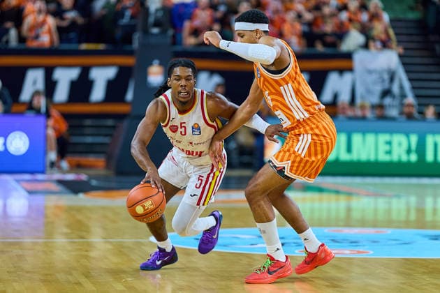 Zweikampf, Duell zwischen Marcus Carr (Fitness First Wuerzburg Baskets, 05) und Justin Simon (ratiopharm ulm, 15) GER, ratiopharm ulm vs. Fitness First Wuerzburg Baskets, Basketball, 13. Spieltag, EasyCredit Bundesliga, Spielzeit 2025 2026, 29.12.2025 GER, ratiopharm ulm vs. Fitness First Wuerzburg Baskets, Basketball, 13. Spieltag, EasyCredit Bundesliga, Spielzeit 2025 2026, 29.12.2025 Neu-Ulm Copyright: xEibner-Pressefoto GeraldxOelze-dexStoppanyx EP_ODS