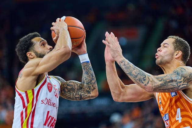 Zweikampf, Duell zwischen David Muenkat (Fitness First Wuerzburg Baskets, 55) und Christopher Ledlum (ratiopharm ulm, 04) GER, ratiopharm ulm vs. Fitness First Wuerzburg Baskets, Basketball, 13. Spieltag, EasyCredit Bundesliga, Spielzeit 2025 2026, 29.12.2025 GER, ratiopharm ulm vs. Fitness First Wuerzburg Baskets, Basketball, 13. Spieltag, EasyCredit Bundesliga, Spielzeit 2025 2026, 29.12.2025 Neu-Ulm Copyright: xEibner-Pressefoto GeraldxOelze-dexStoppanyx EP_ODS