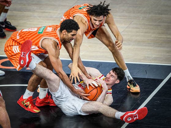 Neu Ulm, Germany, 29 12 25 Mark Smith ratiopharm ulm , Alen Pjanic Fitness first Wuerzburg Baskets and Alec Anigbata ratiopharm ulm in a duel during the Basketball Bundesliga match between ratiopharm ulm vs Fitness first Wuerzburg Baskets at ratiopharm Arena on December 29, 2025 in Neu Ulm, Germany Photo by Harry Langer DeFodi Images ratiopharm Arena, Germany, 29 12 25 Mark Smith ratiopharm ulm , Alen Pjanic Fitness first Wuerzburg Baskets and Alec Anigbata ratiopharm ulm battle for the ball during the Basketball Bundesliga match between ratiopharm ulm vs Fitness first Wuerzburg Baskets at Neu Ulm on December 29, 2025 in ratiopharm Arena, Germany Photo by Harry Langer DeFodi Images Photo by Harry Langer DeFodi Images