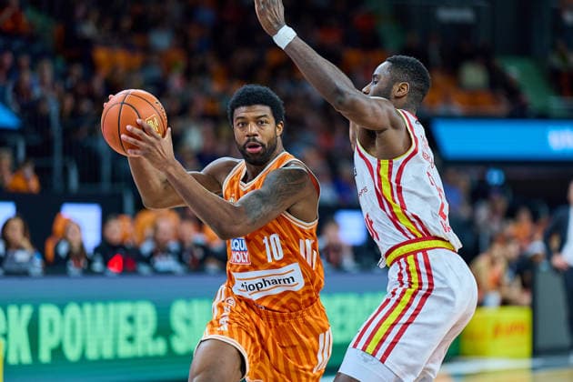 duel, duel between Malik Osborne ratiopharm ulm, 10 and Eddy Edigin Fitness First Wuerzburg Baskets, 27 GER, ratiopharm ulm vs Fitness First Wuerzburg Baskets, Basketball, Matchday 13, EasyCredit Bundesliga, Season 2025 2026, 29 12 2025 GER, ratiopharm ulm vs Fitness First Wuerzburg Baskets, Basketball, Matchday 13, EasyCredit Bundesliga, Season 2025 2026, 29 12 2025 New Ulm Copyright: xEibner-Pressefoto GeraldxOelze-dexStoppanyx EP_ODS