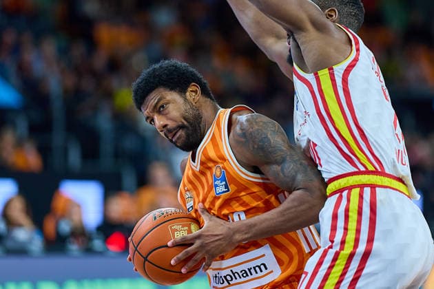 duel, duel between Malik Osborne ratiopharm ulm, 10 and Eddy Edigin Fitness First Wuerzburg Baskets, 27 GER, ratiopharm ulm vs Fitness First Wuerzburg Baskets, Basketball, Matchday 13, EasyCredit Bundesliga, Season 2025 2026, 29 12 2025 GER, ratiopharm ulm vs Fitness First Wuerzburg Baskets, Basketball, Matchday 13, EasyCredit Bundesliga, Season 2025 2026, 29 12 2025 New Ulm Copyright: xEibner-Pressefoto GeraldxOelze-dexStoppanyx EP_ODS