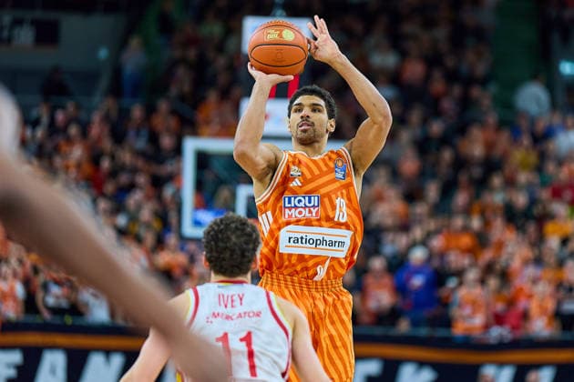 Three-pointer by Mark Smith ratiopharm ulm, 13 GER, ratiopharm ulm vs Fitness First Wuerzburg Baskets, Basketball, Matchday 13, EasyCredit Bundesliga, Season 2025 2026, 29 12 2025 GER, ratiopharm ulm vs Fitness First Wuerzburg Baskets, Basketball, Matchday 13, EasyCredit Bundesliga, Season 2025 2026, 29 12 2025 New Ulm Copyright: xEibner-Pressefoto GeraldxOelze-dexStoppanyx EP_ODS