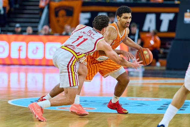 duel, duel between Mark Smith ratiopharm ulm, 13 and Brae Ivey Fitness First Wuerzburg Baskets, 11 GER, ratiopharm ulm vs Fitness First Wuerzburg Baskets, Basketball, Matchday 13, EasyCredit Bundesliga, Season 2025 2026, 29 12 2025 GER, ratiopharm ulm vs Fitness First Wuerzburg Baskets, Basketball, Matchday 13, EasyCredit Bundesliga, Season 2025 2026, 29 12 2025 New Ulm Copyright: xEibner-Pressefoto GeraldxOelze-dexStoppanyx EP_ODS