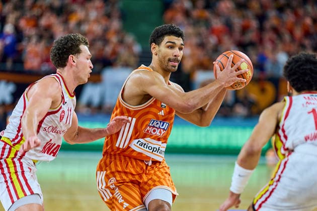 Duel, duel between Brae Ivey Fitness First Wuerzburg Baskets, 11 , Mark Smith ratiopharm ulm, 13 , right Davion Mintz Fitness First Wuerzburg Baskets, 10 GER, ratiopharm ulm vs Fitness First Wuerzburg Baskets, Basketball, 13 Matchday, EasyCredit Bundesliga, Season 2025 2026, 29 12 2025 GER, ratiopharm ulm vs Fitness First Wuerzburg Baskets, Basketball, 13 Matchday, EasyCredit Bundesliga, Season 2025 2026, 29 12 2025 New Ulm Copyright: xEibner-Pressefoto GeraldxOelze-dexStoppanyx EP_ODS