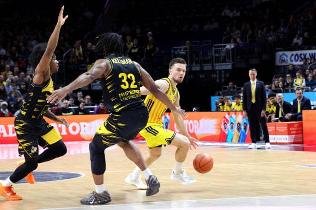 DEU, easyCredit BBL, ALBA vs MHP Riesen Ludwigsburg, 29 12 2025, Uber Arena, Berlin, DEU, easyCredit BBL, ALBA vs MHP Riesen Ludwigsburg, pictured Martin Hermannsson ALBA Berlin 15 , Keeshawn Kellman Ludwigsburg 32 , Stef Smith Ludwigsburg 3 nordphotoxGmbHx xEngler nph00076