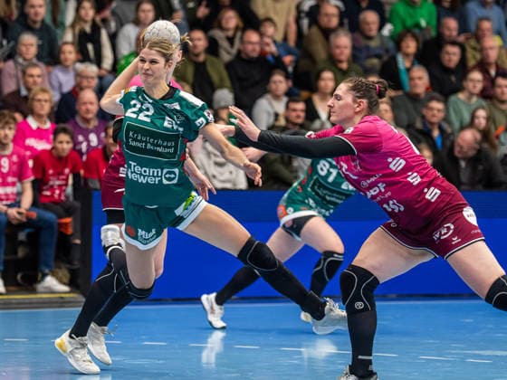 Sina Ehmann Frisch Auf Women, 22 prevails against Svenja Huebner TuS Metzingen, 26, Frisch Auf Goeppingen vs TuS Metzingen, Handball, 1 Bundesliga, Season 2025 2026, 30 12 2025 Frisch Auf Goeppingen vs TuS Metzingen, Handball, 1 Bundesliga, Season 2025 2026, 30 12 2025 Goeppingen Copyright: xMichaelxSchmidt Eibner-Pressefotx EP_MST