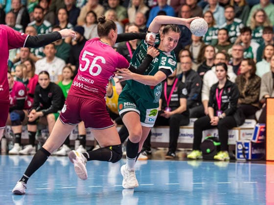 Stephanie Elies Frisch Auf Women, 63 in duel with Carolin Huebner TuS Metzingen, 56 , Frisch Auf Goeppingen vs TuS Metzingen, Handball, 1 Bundesliga, Season 2025 2026, 30 12 2025 Frisch Auf Goeppingen vs TuS Metzingen, Handball, 1 Bundesliga, Season 2025 2026, 30 12 2025 Goeppingen Copyright: xMichaelxSchmidt Eibner-Pressefotx EP_MST