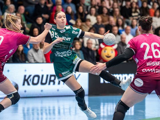 Lara Daeuble Frisch Auf Women, 95 in duel with Naina Klein TuS Metzingen, 09 , Frisch Auf Goeppingen vs TuS Metzingen, Handball, 1 Bundesliga, Season 2025 2026, 30 12 2025 Frisch Auf Goeppingen vs TuS Metzingen, Handball, 1 Bundesliga, Season 2025 2026, 30 12 2025 Goeppingen Copyright: xMichaelxSchmidt Eibner-Pressefotx EP_MST