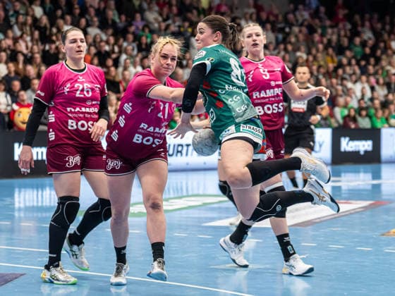 Lea Neubrander Frisch Auf Women, 81 in duel with Svenja Demmel TuS Metzingen, 21 , Frisch Auf Goeppingen vs TuS Metzingen, Handball, 1 Bundesliga, Season 2025 2026, 30 12 2025 Frisch Auf Goeppingen vs TuS Metzingen, Handball, 1 Bundesliga, Season 2025 2026, 30 12 2025 Goeppingen Copyright: xMichaelxSchmidt Eibner-Pressefotx EP_MST