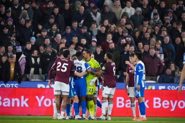 A flare up between the players after the second penalty of the match, which was missed by Danny Welbeck of Brighton West Ham United v Brighton and Hove Albion, Premier League, Football, London Stadium, London, UK - 30 Dec 2025London London Stadium United Kingdom EDITORIAL USE ONLY No use with unauthorised audio, video, data, fixture lists, club league logos or live services. Online in-match use limited to 120 images, no video emulation. No use in betting, games or single club league player publications. Copyright: xJedxLeicester Shutterstockx 16216220r