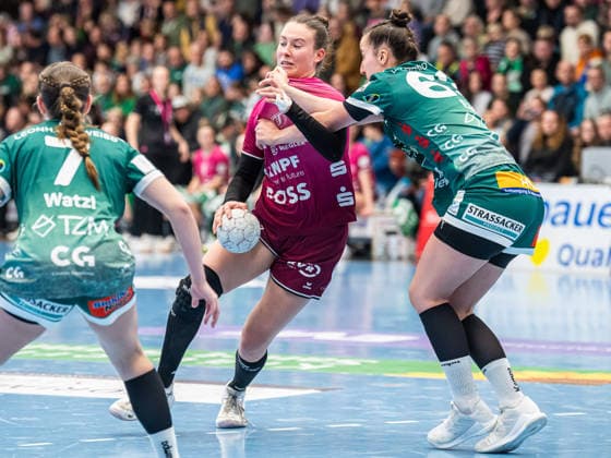 Carolin Huebner TuS Metzingen, 56 in duel Stephanie Elies Frisch Auf Women, 63 , Frisch Auf Goeppingen vs TuS Metzingen, Handball, 1 Bundesliga, Season 2025 2026, 30 12 2025 Frisch Auf Goeppingen vs TuS Metzingen, Handball, 1 Bundesliga, Season 2025 2026, 30 12 2025 Goeppingen Copyright: xMichaelxSchmidt Eibner-Pressefotx EP_MST