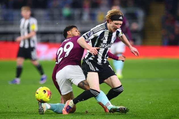 Anthony Gordon of Newcastle United and Josh Laurent of Burnley Burnley v Newcastle United, Premier League, Football, Turf Moor, Burnley, UK - 30 Dec 2025Burnley Turf Moor United Kingdom EDITORIAL USE ONLY No use with unauthorised audio, video, data, fixture lists, club league logos or live services. Online in-match use limited to 120 images, no video emulation. No use in betting, games or single club league player publications. Copyright: xPaulxCurrie Shutterstockx 16216212bt