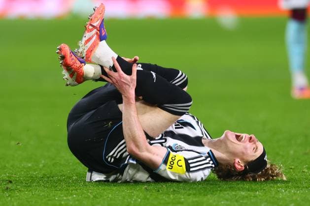 Anthony Gordon of Newcastle United goes down injured after a tackle from Josh Laurent of Burnley Burnley v Newcastle United, Premier League, Football, Turf Moor, Burnley, UK - 30 Dec 2025Burnley Turf Moor United Kingdom EDITORIAL USE ONLY No use with unauthorised audio, video, data, fixture lists, club league logos or live services. Online in-match use limited to 120 images, no video emulation. No use in betting, games or single club league player publications. Copyright: xPaulxCurrie Shutterstockx 16216212bv