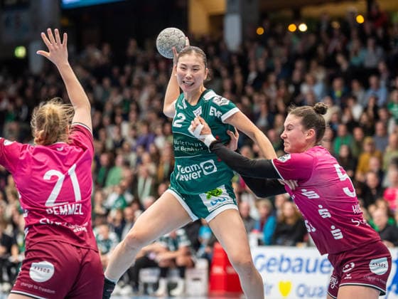 Haruno Sasaki Frisch Auf Women, 32 in duel with Carolin Huebner TuS Metzingen, 56 , Frisch Auf Goeppingen vs TuS Metzingen, Handball, 1 Bundesliga, Season 2025 2026, 30 12 2025 Frisch Auf Goeppingen vs TuS Metzingen, Handball, 1 Bundesliga, Season 2025 2026, 30 12 2025 Goeppingen Copyright: xMichaelxSchmidt Eibner-Pressefotx EP_MST