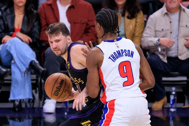 December 30, 2025, Los Angeles, California, USA: Luka Doncic 77 of the Los Angeles Lakers looks to pass past away from Ausar Thompson 9 of the Detroit Pistons during their regular season NBA, Basketball Herren, USA game on Tuesday, December 30, 2025, at Crypto.com Arena in Los Angeles, California. LeBron James 23 celebrates his 41st birthday today. JAVIER ROJAS PI Los Angeles USA - ZUMAp124 20251230_zaa_p124_115 Copyright: xJavierxRojasx