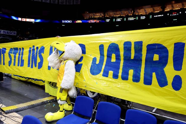 DEU, easyCredit BBL, ALBA vs Loewen Braunschweig, 31 12 2025, Uber Arena, Berlin, DEU, easyCredit BBL, ALBA vs Loewen Braunschweig, in the picture ALBA fans, fan block, banner, ALBA mascot nordphotoxGmbHx xEngler nph00076