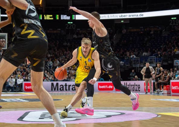 Basketball, Men, Season 2025 2026, easyCredit BBL 13 Matchday, Catch-up match , Alba Berlin Löwen Braunschweig, f l Philipp Hartwich Braunschweig , Sam Griesel Alba , Luka Scuka Braunschweig , 31 12 2025, Copyright: xSebastianxRäppold MatthiasxKochx