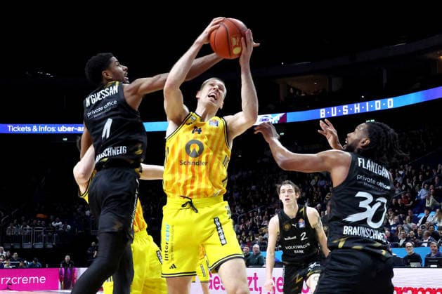 DEU, easyCredit BBL, ALBA vs Loewen Braunschweig, 31 12 2025, Uber Arena, Berlin, DEU, easyCredit BBL, ALBA vs Loewen Braunschweig, pictured Martynas Echodas ALBA Berlin 14 , David NÕGuessan Braunschweig 1 , Chip Flanigan Braunschweig 30 nordphotoxGmbHx xEngler nph00076
