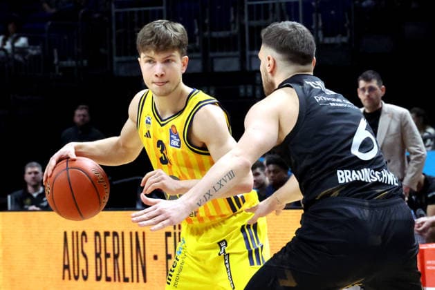 DEU, easyCredit BBL, ALBA vs Loewen Braunschweig, 31 12 2025, Uber Arena, Berlin, DEU, easyCredit BBL, ALBA vs Loewen Braunschweig, pictured Bennet Hundt ALBA Berlin 33 , Ferdinand Zylka Braunschweig 6 nordphotoxGmbHx xEngler nph00076