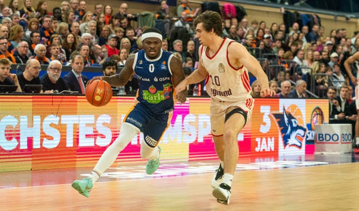 31 12 2025, Basketball, Men, easy credit BBL, easy credit Bundesliga, BBL, Bundesliga, 2 Matchday, Rostock Seawolves FC Bayern Munich TJ Crockett jr Rostock Seawolves, li vs Justinian Jessup FC Bayern Munich Basketball, re Rostock Stadthalle Mecklenburg Vorpommern Germany