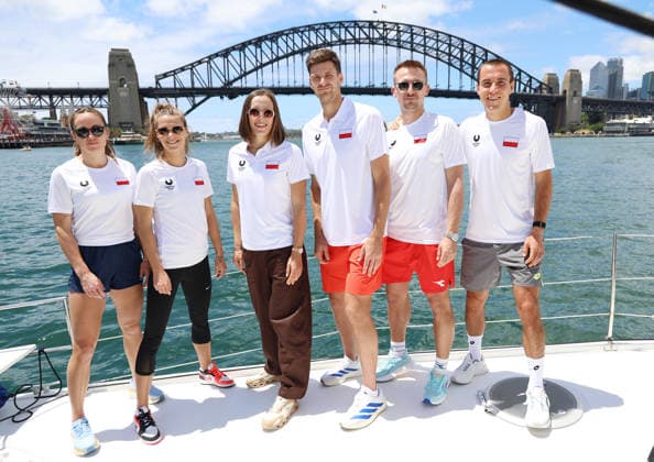 January 2, 2026, Sydney, New South Wales, Australia: Polish tennis players KATARZYNA KAWA, KATARZYNA PITER, IGA SWIATEK, HUBERT HURKACZ, JAN ZIELINSKI, DANIEL MICHALSKI during photo session on the boat in Sydney Harbour Bridge before tennis tournament United Cup, Sydney, Australia. Sydney Australia - ZUMAc278 20260102_zsp_c278_011 Copyright: xMarcinxCholewinskix