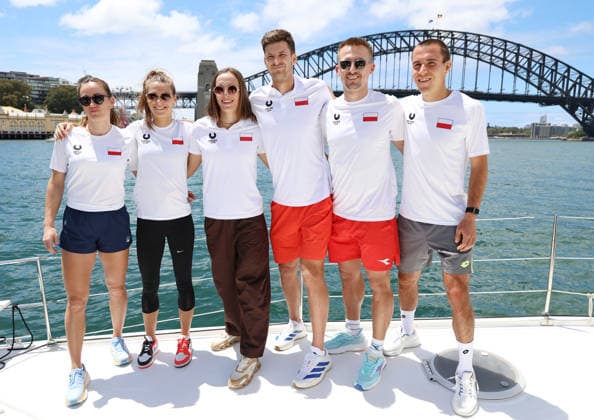 January 2, 2026, Sydney, New South Wales, Australia: Polish tennis players KATARZYNA KAWA, KATARZYNA PITER, IGA SWIATEK, HUBERT HURKACZ, JAN ZIELINSKI, DANIEL MICHALSKI during photo session on the boat in Sydney Harbour Bridge before tennis tournament United Cup, Sydney, Australia. Sydney Australia - ZUMAc278 20260102_zsp_c278_012 Copyright: xMarcinxCholewinskix
