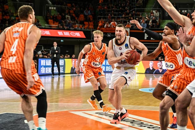BKT Euro Cup; Ratiopharm Ulm gegen Lietkabelis Panevezys, Ratiopharm Arena Ulm, 02.01.2026 Justas Furmanavicius (BC Lietkabelis Panevezys, 4) vor dem Korb, Teo Milicic (Ratiopharm Ulm, 44), Christopher Ledlum (Ratiopharm Ulm, 4) und Justin Simon (Ratiopharm Ulm, 15) im defense. Ulm 02.01.2026. 12 Spieltag BKT EuroCup, Ratiopharm Ulm gegen Lietkabelis Panevezys, Ratiopharm Arena Ulm Copyright: xBEAUTIFULxSPORTS Märklx