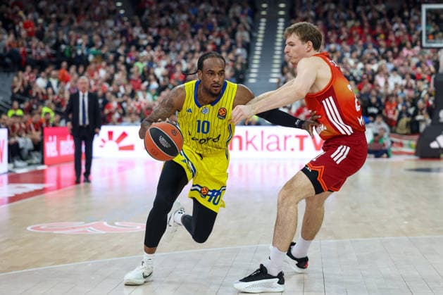 OShae J. Brissett (Maccabi Rapyd Tel Aviv, 10) mit Justuz Hollatz (FC Bayern Basketball, 21), GER, FC Bayern Basketball vs. Maccabi Rapyd Tel Aviv, Basketball, Euroleague, 19. Spieltag, Saison 2025 2026, 02.01.2026, GER, FC Bayern Basketball vs. Maccabi Rapyd Tel Aviv, Basketball, Euroleague, 19. Spieltag, Saison 2025 2026, 02.01.2026 Muenchen Copyright: xEibner-Pressefoto JennixMaulx EP_JML