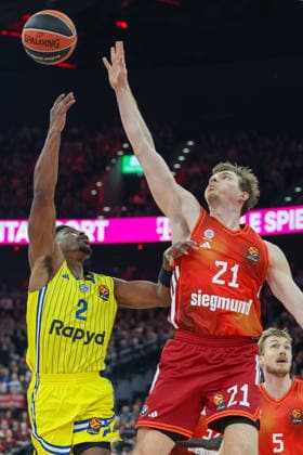 Jimmy Clark (Maccabi Rapyd Tel Aviv, 02) mit Justuz Hollatz (FC Bayern Basketball, 21), GER, FC Bayern Basketball vs. Maccabi Rapyd Tel Aviv, Basketball, Euroleague, 19. Spieltag, Saison 2025 2026, 02.01.2026, GER, FC Bayern Basketball vs. Maccabi Rapyd Tel Aviv, Basketball, Euroleague, 19. Spieltag, Saison 2025 2026, 02.01.2026 Muenchen Copyright: xEibner-Pressefoto JennixMaulx EP_JML