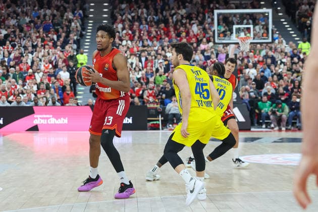 David McCormack (FC Bayern Basketball, 33) mit Tamir Blatt (Maccabi Rapyd Tel Aviv, 45), GER, FC Bayern Basketball vs. Maccabi Rapyd Tel Aviv, Basketball, Euroleague, 19. Spieltag, Saison 2025 2026, 02.01.2026, GER, FC Bayern Basketball vs. Maccabi Rapyd Tel Aviv, Basketball, Euroleague, 19. Spieltag, Saison 2025 2026, 02.01.2026 Muenchen Copyright: xEibner-Pressefoto JennixMaulx EP_JML