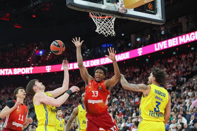 David McCormack (FC Bayern Basketball, 33) mit Marcio Santos (Maccabi Rapyd Tel Aviv, 03) und TJ Leaf (Maccabi Rapyd Tel Aviv, 22) mit Vladimir Lucic (FC Bayern Basketball, 11), GER, FC Bayern Basketball vs. Maccabi Rapyd Tel Aviv, Basketball, Euroleague, 19. Spieltag, Saison 2025 2026, 02.01.2026, GER, FC Bayern Basketball vs. Maccabi Rapyd Tel Aviv, Basketball, Euroleague, 19. Spieltag, Saison 2025 2026, 02.01.2026 Muenchen Copyright: xEibner-Pressefoto JennixMaulx EP_JML