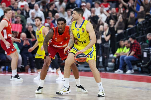 Iffe Lundberg (Maccabi Rapyd Tel Aviv, 00) mit Xavier Rathan-Mayes (FC Bayern Basketball, 04), GER, FC Bayern Basketball vs. Maccabi Rapyd Tel Aviv, Basketball, Euroleague, 19. Spieltag, Saison 2025 2026, 02.01.2026, GER, FC Bayern Basketball vs. Maccabi Rapyd Tel Aviv, Basketball, Euroleague, 19. Spieltag, Saison 2025 2026, 02.01.2026 Muenchen Copyright: xEibner-Pressefoto JennixMaulx EP_JML