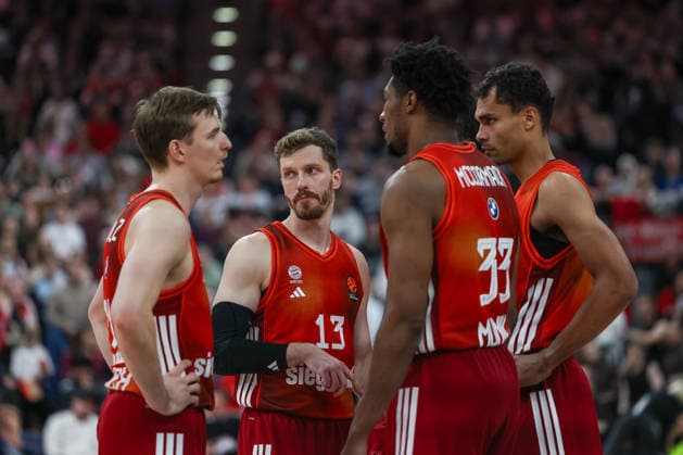 Andreas Obst (FC Bayern Basketball, 13) mit Oscar da Silva (FC Bayern Basketball, 01) und Justuz Hollatz (FC Bayern Basketball, 21), mit David McCormack (FC Bayern Basketball, 33), GER, FC Bayern Basketball vs. Maccabi Rapyd Tel Aviv, Basketball, Euroleague, 19. Spieltag, Saison 2025 2026, 02.01.2026, GER, FC Bayern Basketball vs. Maccabi Rapyd Tel Aviv, Basketball, Euroleague, 19. Spieltag, Saison 2025 2026, 02.01.2026 Muenchen Copyright: xEibner-Pressefoto JennixMaulx EP_JML