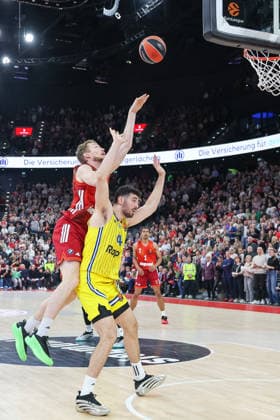 Niels Giffey FC Bayern Basketball, 05 with Gur Lavi Maccabi Rapyd Tel Aviv, 04 , GER, FC Bayern Basketball vs Maccabi Rapyd Tel Aviv, Basketball, Euroleague, Matchday 19, Season 2025 2026, 02 01 2026, GER, FC Bayern Basketball vs Maccabi Rapyd Tel Aviv, Basketball, Euroleague, Matchday 19, Season 2025 2026, 02 01 2026 Munich Copyright: xEibner-Pressefoto JennixMaulx EP_JML