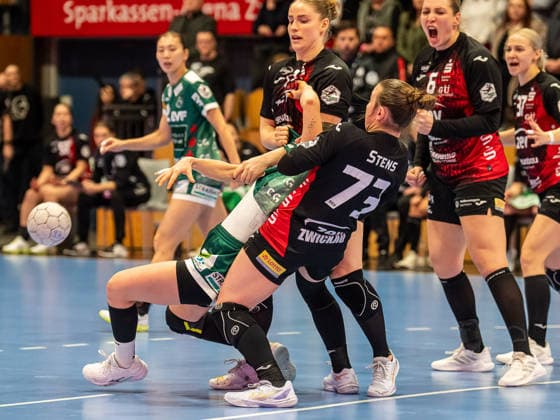 Louisa de Bellis Frisch Auf Women, 20 in duel with Zoe Stens BSV Sachsen Zwickau, 73 , BSV Sachsen Zwickau vs Frisch Auf Goeppingen, Handball, 1 Bundesliga, Season 2025 2026, 03 01 2026 BSV Sachsen Zwickau vs Frisch Auf Goeppingen, Handball, 1 Bundesliga, Season 2025 2026, 03 01 2026 Zwickau Copyright: xMichaelxSchmidt Eibner-Pressefotx EP_MST