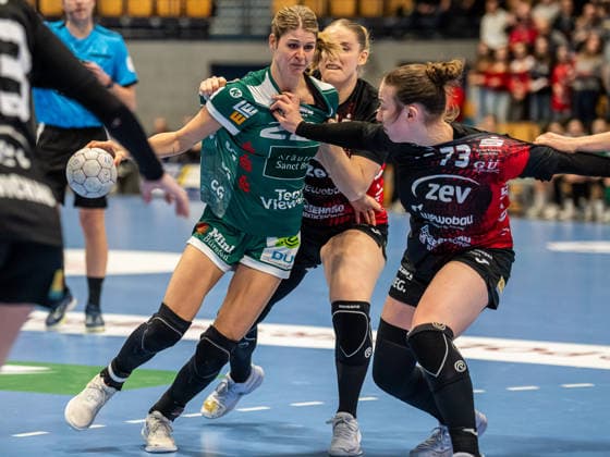 Sina Ehmann Frisch Auf Women, 22 in duel with Charlotte Kaehr BSV Sachsen Zwickau, 17 and Zoe Stens BSV Sachsen Zwickau, 73 , BSV Sachsen Zwickau vs Frisch Auf Goeppingen, Handball, 1 Bundesliga, Season 2025 2026, 03 01 2026 BSV Sachsen Zwickau vs Frisch Auf Goeppingen, Handball, 1 Bundesliga, Season 2025 2026, 03 01 2026 Zwickau Copyright: xMichaelxSchmidt Eibner-Pressefotx EP_MST