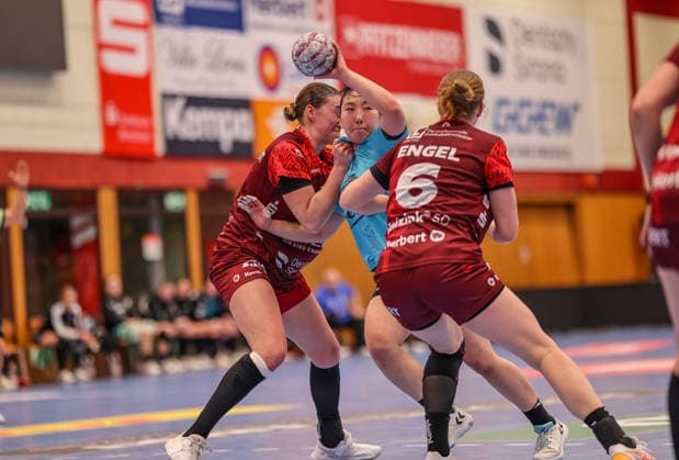 GER, Bensheim, HSG Bensheim Auerbach Flames vs Thüringer HC, Alsco Handball Bundesliga Frauen, Handball, DHB, Spielzeit 2025 2026, Weststadthalle Bensheim, 10 Spieltag im Bild v l Lena Degenhardt HSG Bensheim Auerbach Flames Frauen 8 , Natsuki Aizawa Thüringer HC Women 23 , Nina Engel HSG Bensheim Auerbach Flames Women 6 , duel at the circle DFB DFL REGULATIONS PROHIBIT ANY USE OF PHOTOGRAPHS AS IMAGE SEQUENCES AND OR QUASI VIDEO, 03 01 2025 Copyright: HMBxMedia HendrikxHamelau