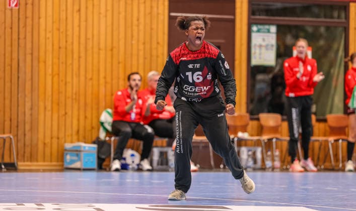 GER, Bensheim, HSG Bensheim Auerbach Flames vs Thüringer HC, Alsco Handball Bundesliga Frauen, Handball, DHB, Spielzeit 2025 2026, Weststadthalle Bensheim, 10 Spieltag im Bild Jubel bei Vanessa Fehr HSG Bensheim Auerbach Flames Frauen 16 , Parade und Tor DFB DFL REGULATIONS PROHIBIT ANY USE OF PHOTOGRAPHS AS IMAGE SEQUENCES AND OR QUASI VIDEO, 03 01 2025 Copyright: HMBxMedia HendrikxHamelau