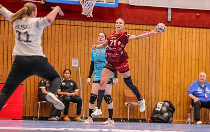 GER, Bensheim, HSG Bensheim Auerbach Flames vs Thüringer HC, Alsco Handball Bundesliga Frauen, Handball, DHB, Spielzeit 2025 2026, Weststadthalle Bensheim, 10 Spieltag im Bild v l Laura Kuske Thüringer HC Frauen 11 , Goal throw by Jule Polsz HSG Bensheim Auerbach Flames Women 71 DFB DFL REGULATIONS PROHIBIT ANY USE OF PHOTOGRAPHS AS IMAGE SEQUENCES AND OR QUASI VIDEO, 03 01 2025 Copyright: HMBxMedia HendrikxHamelau