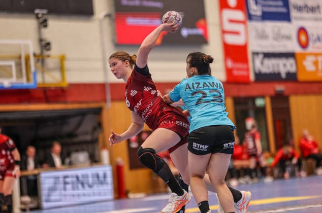 GER, Bensheim, HSG Bensheim Auerbach Flames vs Thüringer HC, Alsco Handball Bundesliga Frauen, Handball, DHB, Season 2025 2026, Weststadthalle Bensheim, 10 Matchday in the picture v l Goal throw by Nina Engel HSG Bensheim Auerbach Flames Women 6 , Natsuki Aizawa Thüringer HC Women 23 DFB DFL REGULATIONS PROHIBIT ANY USE OF PHOTOGRAPHS AS IMAGE SEQUENCES AND OR QUASI VIDEO, 03 01 2025 Copyright: HMBxMedia HendrikxHamelau