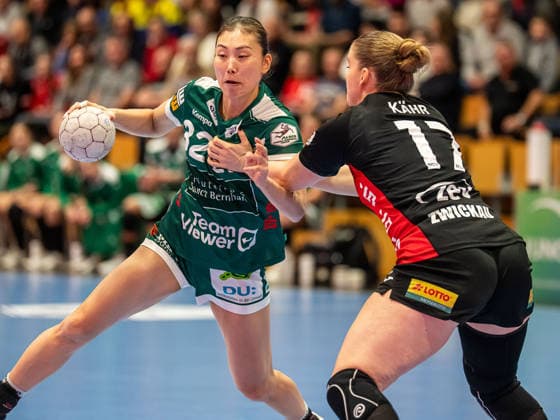 Haruno Sasaki Frisch Auf Women, 32 in duel with Charlotte Kaehr BSV Sachsen Zwickau, 17 , BSV Sachsen Zwickau vs Frisch Auf Goeppingen, Handball, 1 Bundesliga, Season 2025 2026, 03 01 2026 BSV Sachsen Zwickau vs Frisch Auf Goeppingen, Handball, 1 Bundesliga, Season 2025 2026, 03 01 2026 Zwickau Copyright: xMichaelxSchmidt Eibner-Pressefotx EP_MST