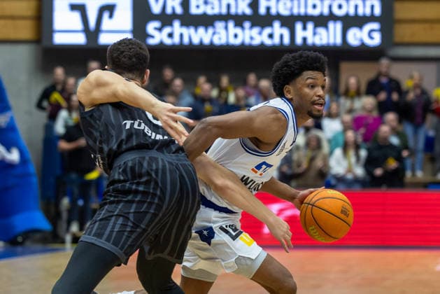 Keyshaun Langley HAKRO Merlins Crailsheim, 02 in duel with Felix Edwardsson Tigers Tuebingen, 08 GER, HAKRO Merlins Crailsheim vs Tigers Tuebingen, Basketball, BARMER 2 Bundesliga Bundesliga, Pro A, Saison 2025 2026, 16 Spieltag, 03 01 2026 GER, HAKRO Merlins Crailsheim vs Tigers Tuebingen, Basketball, BARMER 2 Bundesliga Bundesliga, Pro A, Saison 2025 2026, 16 Spieltag, 03 01 2026 Ilshofen Copyright: xEibner-Pressefoto ArdanxFuessmanx EP_AFN