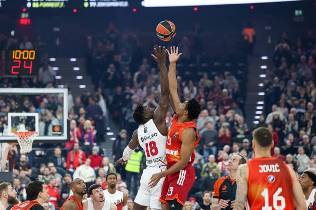 Tip Off, David McCormack FC Bayern Basketball, 33 with Khalifa Diop Baskonia Vitoria Gasteiz, 18 , GER, FC Bayern Basketball vs Kosner Baskonia Vitoria Gasteiz, Basketball, Euroleague, Matchday 20, Season 2025 2026, 07 01 2026, GER, FC Bayern Basketball vs Kosner Baskonia Vitoria Gasteiz, Basketball, Euroleague, Matchday 20, Season 2025 2026, 07 01 2026 Muenchen Copyright: xEibner-Pressefoto JennixMaulx EP_JML